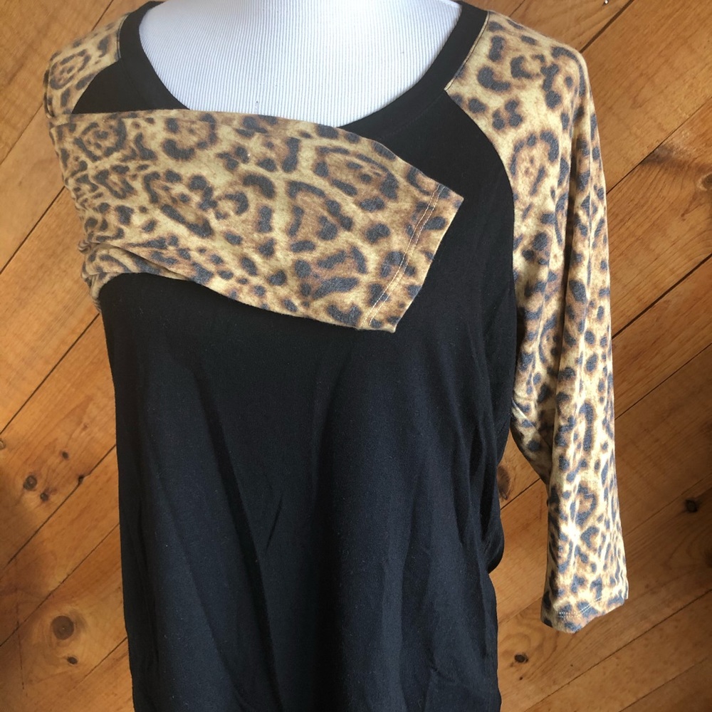 Torrid leopard print raglan top black size 0
